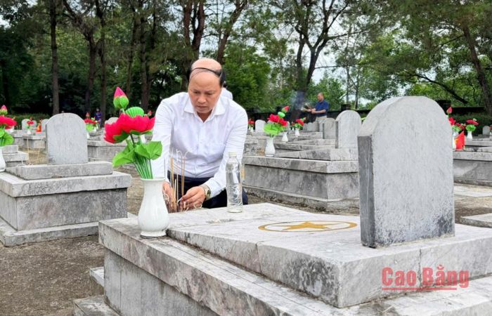 Đồng chí Hoàng Văn Thạch, Tỉnh ủy viên, Phó Chủ tịch UBND tỉnh dâng hương tưởng niệm các anh hùng liệt sĩ tại Nghĩa trang Liệt sĩ xã Hòa An.