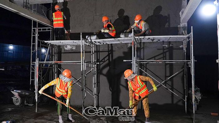 Công nhân, kỹ sư tăng ca, kíp làm việc vào ban đêm, để đẩy nhanh tiến độ, sớm đưa công trình về đích đúng theo kế hoạch.
