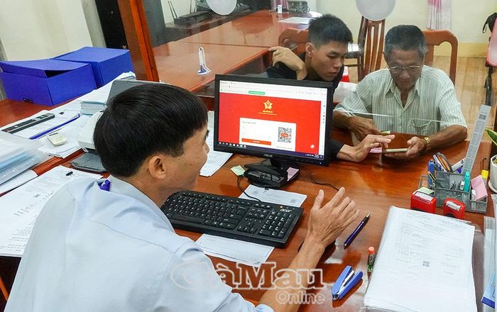 Người dân được hướng dẫn thực hiện dịch vụ công trực tuyến tại Trung tâm Phục vụ hành chính công xã Biển Bạch. Chuyển đổi số đang rút ngắn khoảng cách giữa chính quyền với người dân, từng bước xây dựng nền hành chính hiện đại.