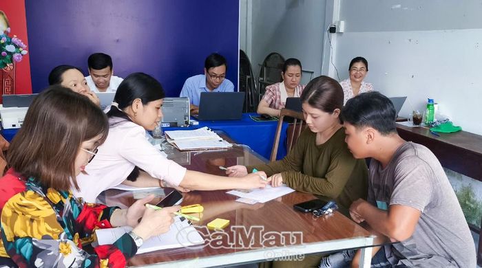 Tổ hành chính lưu động tại Khóm 7, phường Vĩnh Trạch, hỗ trợ người dân làm thủ tục đăng ký kết hôn.