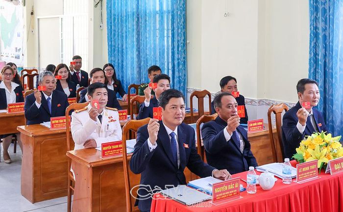 Đại biểu thống nhất cao thông qua Nghị quyết sắp xếp ấp, tại Kỳ họp HĐND xã Tân Ân.