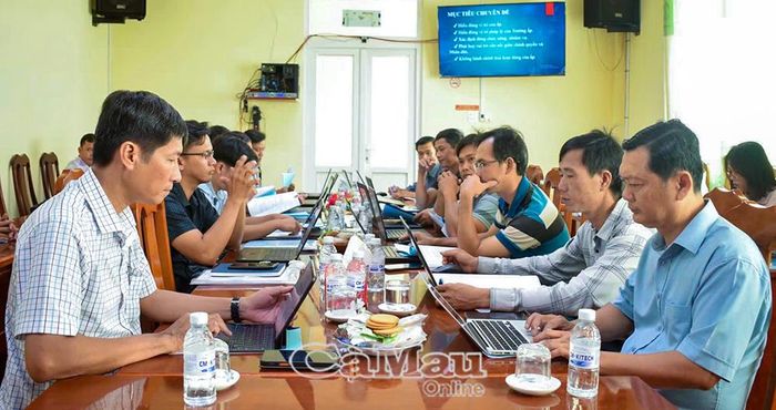 Ðội ngũ cán bộ không chuyên trách sau tinh gọn tại xã Ðất Mới nỗ lực học hỏi về công nghệ để số hóa dữ liệu và phục vụ người dân tốt hơn.