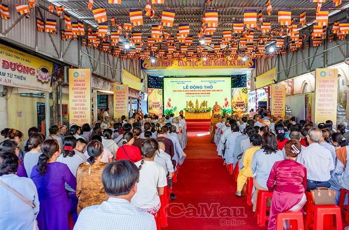 Các đại biểu cùng đông đảo tăng ni, phật tử đến dự lễ động thổ.