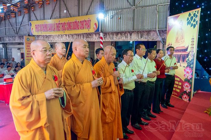Các đại biểu dâng hương thực hiện nghi thức động thổ.