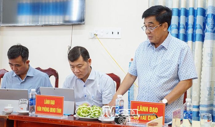 Phó Giám đốc Sở Tài chính tỉnh Cà Mau Nguyễn Đức Thánh chia sẻ các giải pháp phát triển doanh nghiệp trên địa bàn xã Thanh Tùng.