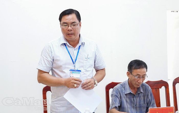 Phó Chủ tịch UBND xã Thanh Tùng Lê Việt Khái báo cáo tình hình kinh tế tư nhân, kinh tế tập thể trên địa bàn.