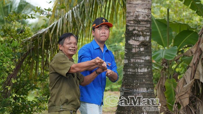 Lực lượng chức năng giằng néo, gia cố mái nhà cho ông Quách Trần Quang nhằm hạn chế thiệt hại do mưa dông, gió mạnh.