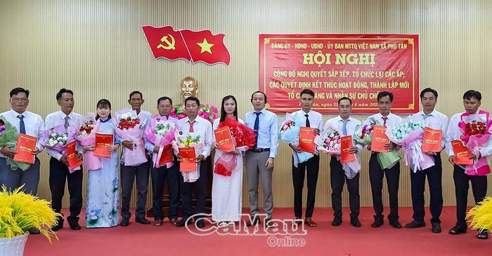 Ngày 25/6/2026, Ðảng ủy, HÐND, UBND, Ủy ban MTTQ Việt Nam xã Phú Tân công bố quyết định thành lập tổ chức Ðảng và nhân sự chủ chốt các ấp sau sắp xếp. (Ảnh: Xã Phú Tân cung cấp)