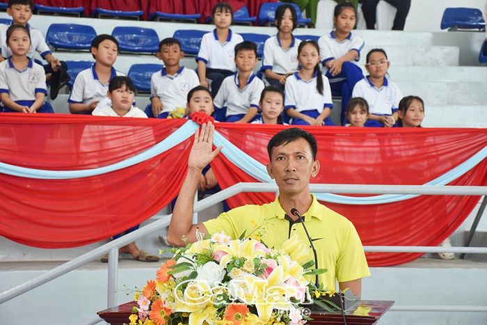 Trọng tài Nguyễn Trung Tín, đại diện lực lượng tuyên thệ công tâm, khách quan khi làm nhiệm vụ.
