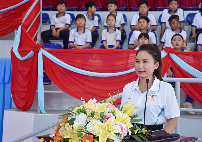 Bà Phan Thị Thu Trang, Phó Chủ tịch UBND xã Vĩnh Lợi, Trưởng Ban tổ chức, phát biểu khai mạc.
