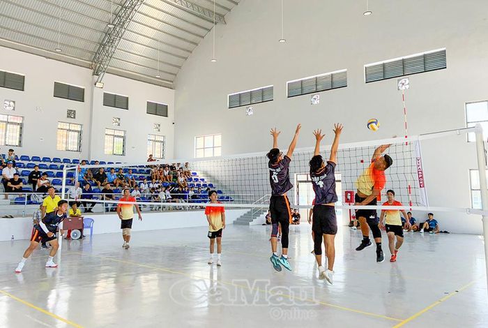 Các vận động viên tranh tài môn bóng chuyền ngay sau khi diễn ra lễ khai mạc.