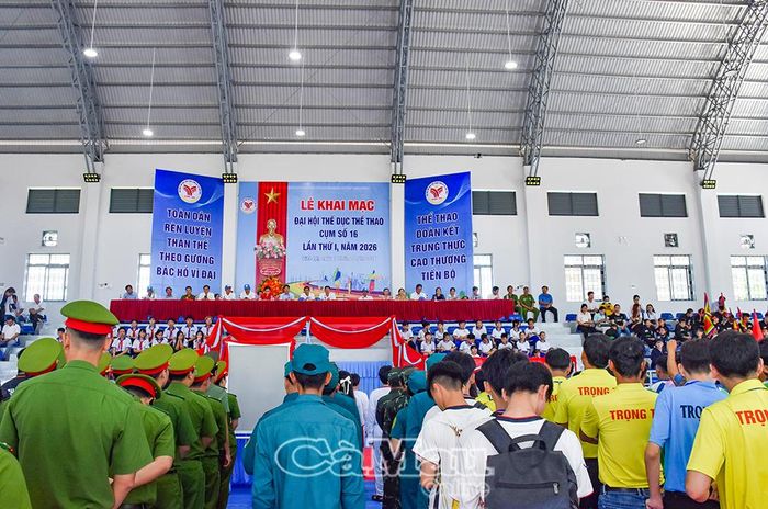 Đại biểu và hơn 280 vận động viên tham dự khai mạc đại hội.