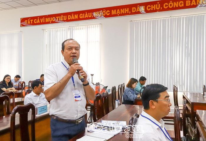 Ông Trương Minh Út, Phó Giám đốc Trung tâm Khuyến nông tỉnh Cà Mau, phát biểu thảo luận tại hội thảo.