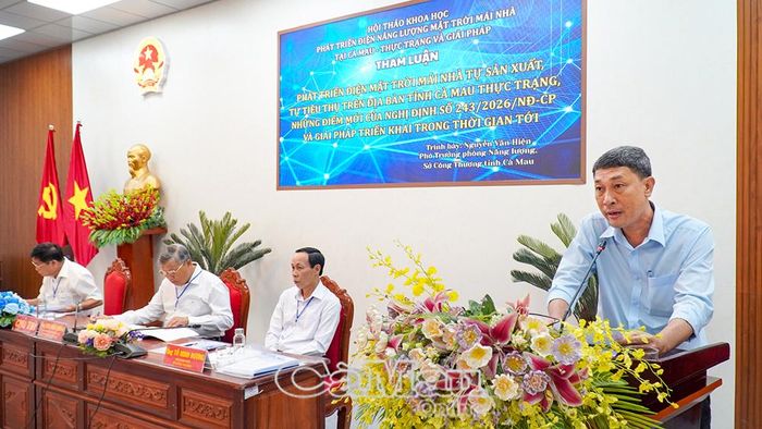 Ông Nguyễn Văn Hiện, Phó Trưởng phòng Năng lượng, Sở Công Thương, trình bày tham luận về thực trạng phát triển điện mặt trời mái nhà tự sản xuất, tự tiêu thụ và những điểm mới của Nghị định số 243/2026/NĐ-CP.