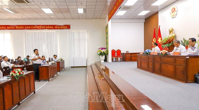 Ông Lê Văn Chờ, đại diện Công ty LVC, phường Vĩnh Trạch, trao đổi những khó khăn, vướng mắc của các doanh nghiệp.