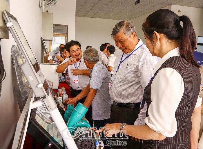 Đại biểu tham quan, tìm hiểu các thiết bị, công nghệ và giải pháp điện mặt trời mái nhà tại khu vực trưng bày.