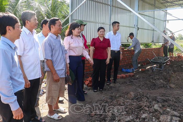 Phó Chủ tịch Ủy ban MTTQ Việt Nam tỉnh Cà Mau Võ Thị Ngọc Hân khảo sát việc xây dựng nhà cho ông Lê Văn Bình (thứ ba từ trái qua, ấp Dân Quân, Xã Nguyễn Việt Khái).