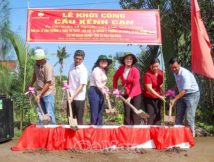 Phó Chủ tịch Ủy ban MTTQ Việt Nam tỉnh Cà Mau Võ Thị Ngọc Hân (thứ 3, từ trái qua) và bà Nguyễn Thị Mỹ Diệp, Chủ nhiệm Câu lạc bộ Nữ doanh nghiệp tỉnh Cà Mau (thứ 3, từ phải qua) cùng thực hiện nghi thức khởi công cầu Kênh Cạn.