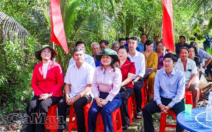 Đại biểu và người dân ấp Dân Quân dự lễ khởi công xây cầu Kênh Cạn.