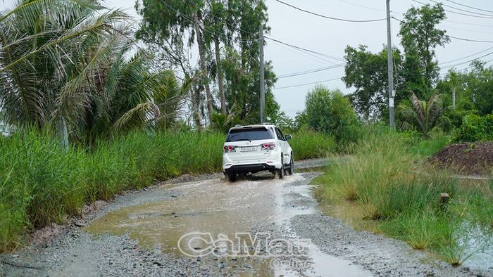 Tuyến đường ô tô đến trung tâm xã Đất Mới được Báo và phát thanh, truyền hình Cà Mau phản ánh về tình trạng xuống cấp, nay đã được UBND tỉnh phê duyệt dự án nâng cấp, mở rộng với tổng vốn hơn 82 tỷ đồng.