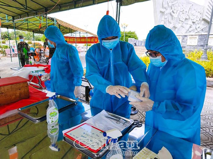 Tại Nghĩa trang liệt sĩ Xã Trần Văn Thời, lực lượng làm nhiệm vụ đã lấy được 237 mẫu hài cốt liệt sĩ chưa xác định được thông tin.