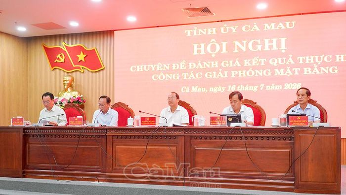 Các đồng chí Thường trực Tỉnh ủy chủ trì Hội nghị chuyên đề đánh giá kết quả thực hiện công tác bồi thường, giải phóng mặt bằng trên địa bàn tỉnh.