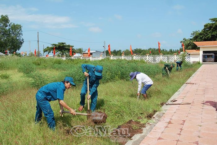 Các chiến sĩ tham gia đắp đất, trồng cây xanh trong khuôn viên Khu di tích Cây me Rạch Gốc.
