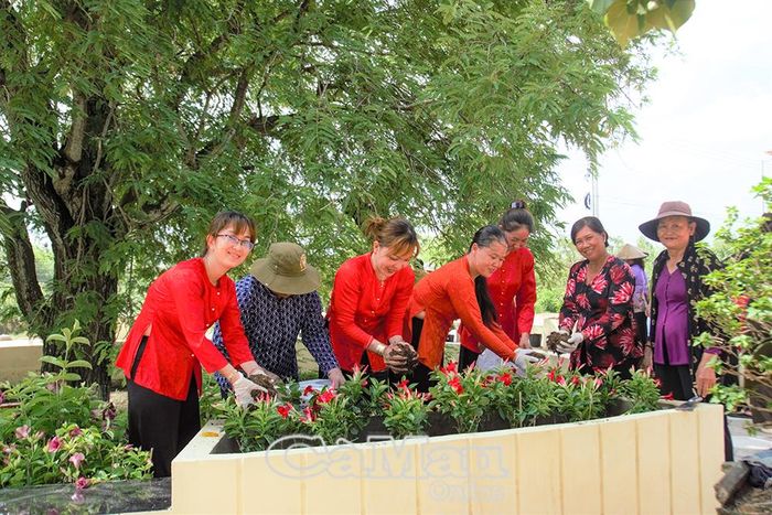 Hội viên phụ nữ trồng hoa, góp phần tạo cảnh quan xanh - sạch - đẹp trong khuôn viên Khu di tích Cây me Rạch Gốc.