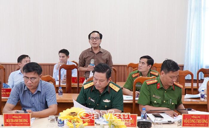 Họa sĩ Tô Minh Tấn, Phó Trưởng phòng Biên tập Báo in - điện tử, Báo và phát thanh, truyền hình Cà Mau, trình bày về Biểu trưng (logo) xã Đất Mũi tại buổi thẩm định.