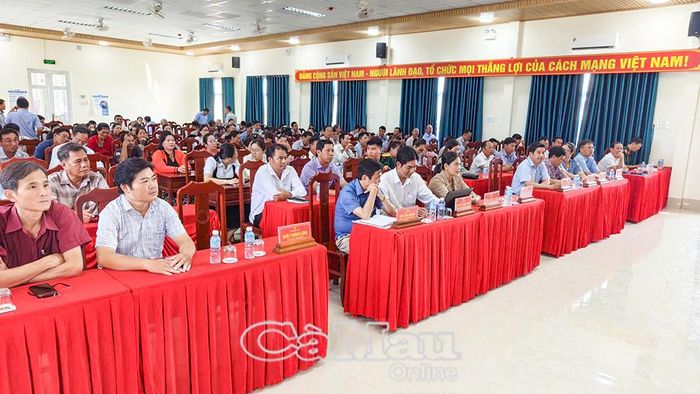 Đông đảo người dân và cán bộ dự hội nghị.