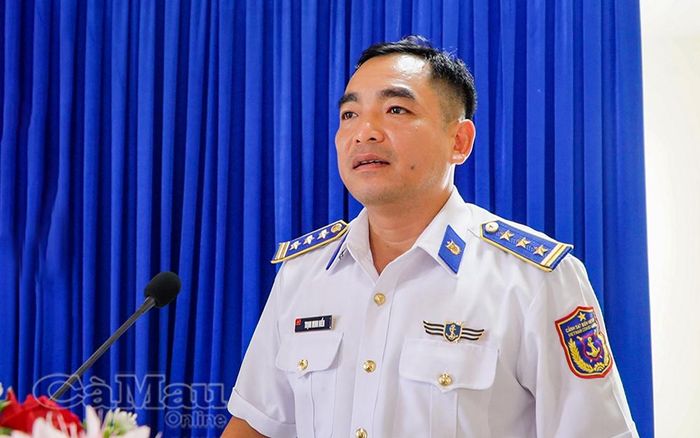 Thượng tá Trịnh Minh Hiển, Chính ủy Hải đoàn 42, Bộ Tư lệnh Vùng Cảnh sát biển 4, tuyên truyền các quy định pháp luật về biển, đảo và khai thác thủy sản.