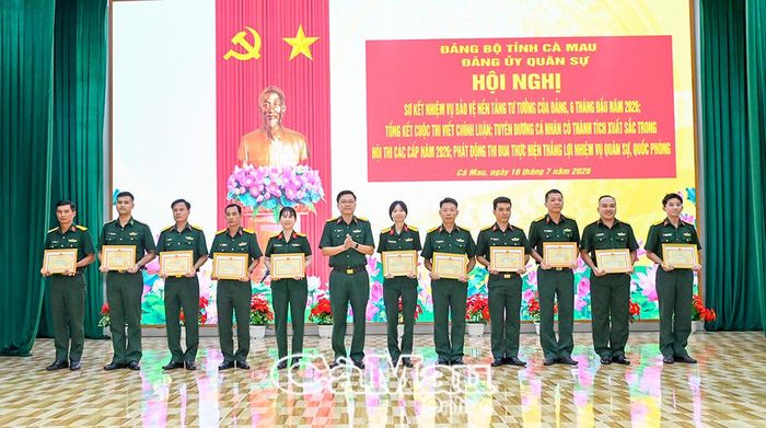 Đại tá Võ Thành Lê, Chính ủy Bộ Chỉ huy Quân sự tỉnh, trao Giấy khen cho các tập thể quản trị viên và cá nhân có thành tích xuất sắc trong thực hiện nhiệm vụ bảo vệ nền tảng tư tưởng của Đảng 6 tháng đầu năm 2026.