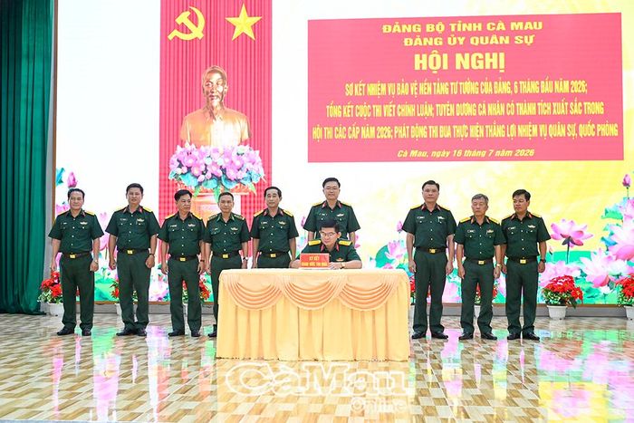 Đại diện các cơ quan, đơn vị ký kết giao ước thi đua thực hiện thắng lợi nhiệm vụ quân sự, quốc phòng hằng năm và giai đoạn 2026-2030.