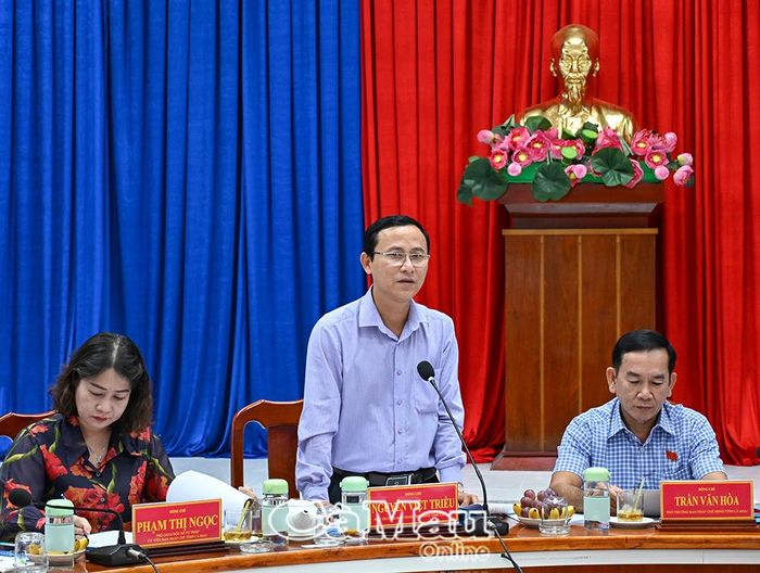 Phó Trưởng ban Pháp chế HĐND tỉnh Nguyễn Việt Triều trao đổi với địa phương về những khó khăn, vướng mắc trong giải quyết hồ sơ trực tuyến lĩnh vực đất đai.