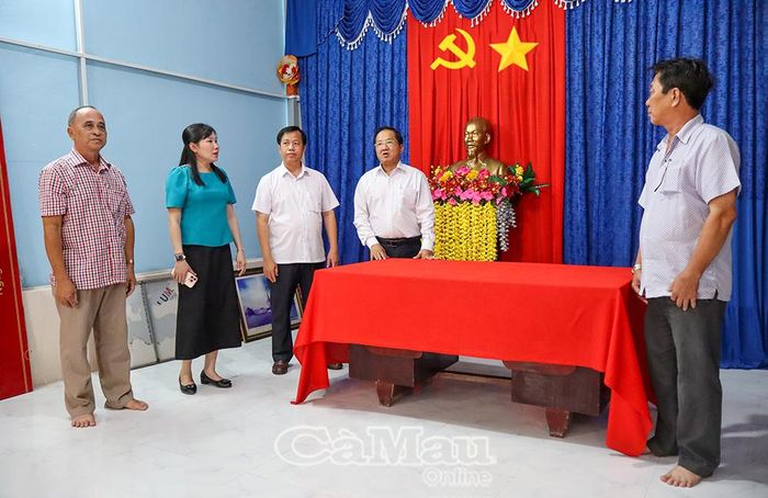 Đồng chí Lê Thanh Triều, Phó Chủ tịch Thường trực Ủy ban Mặt trận Tổ quốc Việt Nam tỉnh Cà Mau, khảo sát tình hình hoạt động và cơ sở vật chất tại Nhà văn hóa Ấp 1, xã Năm Căn.