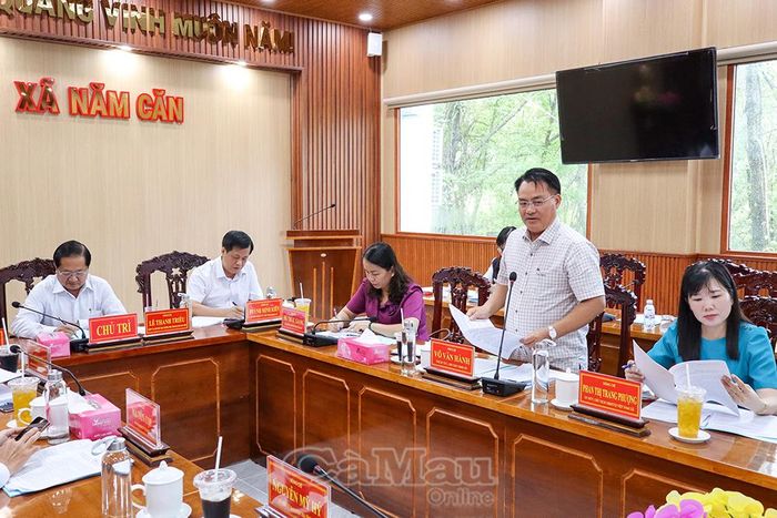 Đồng chí Võ Văn Hành, Chủ tịch UBND xã Năm Căn, báo cáo công tác lãnh đạo, chỉ đạo và tổ chức thực hiện Nghị quyết số 57 của Bộ Chính trị về đột phá phát triển khoa học, công nghệ, đổi mới sáng tạo và chuyển đổi số với đoàn giám sát.