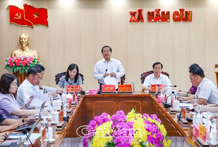 Đồng chí Lê Thanh Triều, Phó Chủ tịch Thường trực Ủy ban Mặt trận Tổ quốc Việt Nam tỉnh ghi nhận và đánh giá cao sự chủ động của Đảng ủy xã Năm Căn trong việc triển khai thực hiện Nghị quyết 57 của Bộ Chính trị.
