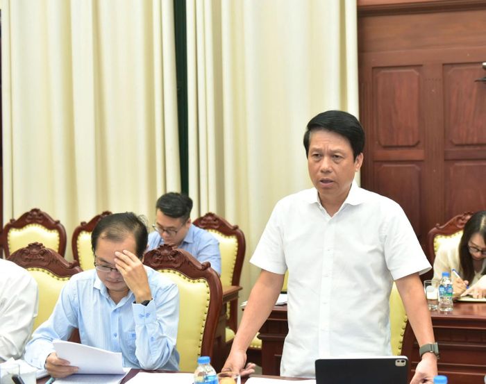 Phó Thống đốc NHNN Phạm Tiến Dũng cho rằng quá trình xây dựng và hoàn thiện hai dự án luật cần bảo đảm hài hòa giữa yêu cầu tăng cường quản lý nhà nước, bảo đảm an ninh dữ liệu với mục tiêu tạo thuận lợi cho người dân, doanh nghiệp và các tổ chức tín dụng. Ảnh: NHNN