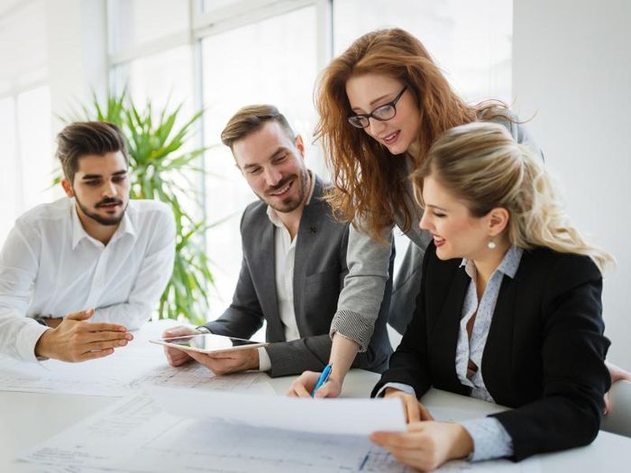 Giữ khoảng cách phù hợp, làm việc minh bạch và lưu giữ bằng chứng là cách hạn chế rủi ro khi làm việc với đồng nghiệp thiếu trung thực. Ảnh minh họa