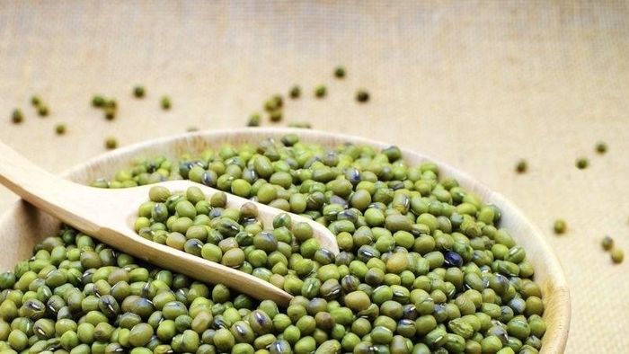 Khi chọn đậu xanh, bạn nên chọn những hạt mẩy, tròn đều nhau. Ảnh minh họa