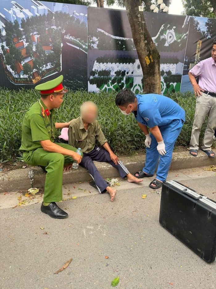 Cán bộ Công an phường Hai Bà Trưng phối hợp nhân viên y tế kiểm tra, chăm sóc sức khỏe ban đầu cho cụ già.