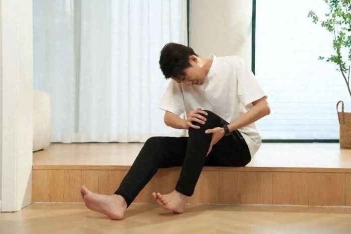 Nếu cảm giác tê bì ở chân xuất hiện nhiều lần mà không rõ nguyên nhân, kèm theo châm chích, nóng rát, bạn nên đi khám. Ảnh minh họa