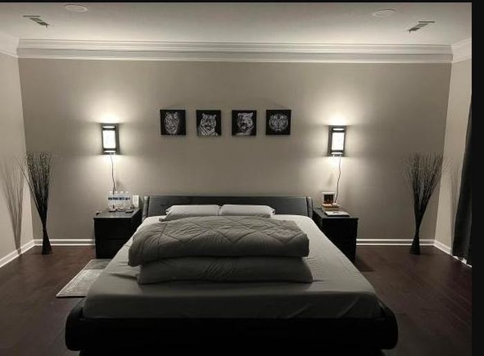 Phòng ngủ của vợ chồng Trang Trần được bố trí đơn giản.