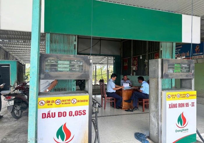Lực lượng chức năng xác định doanh nghiệp đã vi phạm quy định về kinh doanh xăng dầu khi giấy phép kinh doanh hết hiệu lực.Ảnh: Cục Quản lý và Phát triển thị trường trong nước