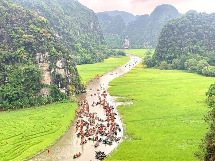 Ngành du lịch tiếp tục là điểm sáng của tỉnh Ninh Bình khi đón 17,6 triệu lượt khách, tăng 23,3% so với cùng kỳ năm 2025. (Ảnh: VPG).