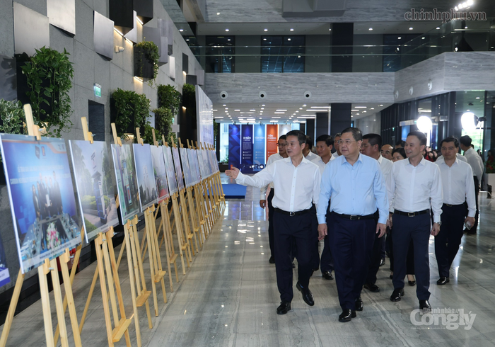 Phó Thủ tướng Thường trực Phạm Gia Túc nghe giới thiệu một số hình ảnh hoạt động tiêu biểu của Petrolimex. Ảnh: VGP