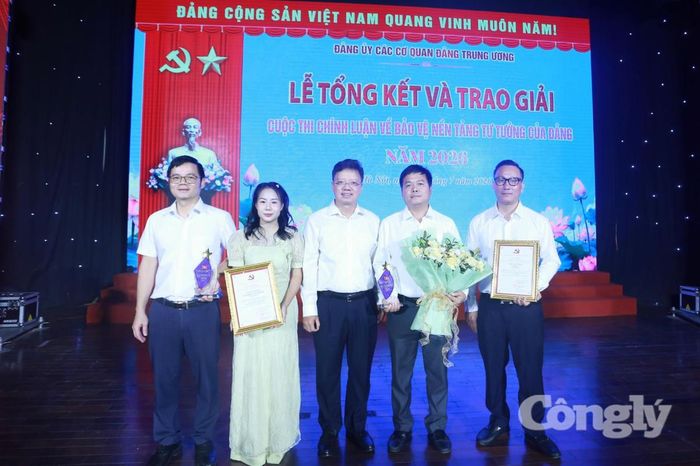 Đồng chí Lương Văn Việt, Ủy viên Ban Chấp hành Đảng bộ các cơ quan Đảng Trung ương, Phó Bí thư chuyên trách Đảng ủy TANDTC chụp ảnh lưu niệm cùng đại diện các nhóm tác giả đoạt giải của Báo Công lý.