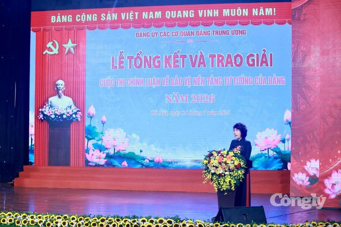 Đồng chí Nguyễn Thị Hoàng Vân, Phó Bí thư Đảng ủy, Trưởng Ban Chỉ đạo 35 Đảng ủy các cơ quan Đảng Trung ương, Trưởng Ban Tổ chức trình bày báo cáo tổng kết cuộc thi.