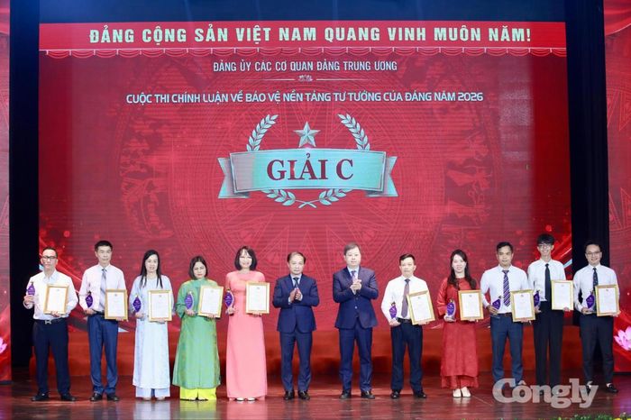 Đồng chí Phạm Tất Thắng, Ủy viên Trung ương Đảng, Ủy viên Ban Thường vụ Đảng ủy các cơ quan Đảng Trung ương, Bí thư Đảng ủy Cơ quan, Phó Trưởng ban Thường trực Ban Tuyên giáo và Dân vận Trung ương và đồng chí Nguyễn Thanh Lâm, Ủy viên Trung ương Đảng, Phó Trưởng Ban Tuyên giáo và Dân vận Trung ương, Bí thư Đảng ủy, Tổng Giám đốc Đài Truyền hình Việt Nam trao giải C cho các tác giả.