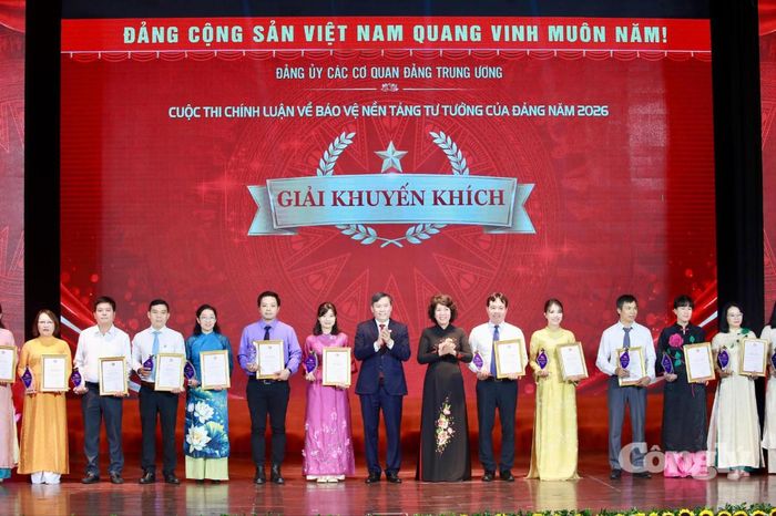 Đồng chí Lê Văn Lợi, Ủy viên Trung ương Đảng, Ủy viên Ban Thường vụ Đảng ủy các cơ quan Đảng Trung ương, Phó Trưởng Ban Chính sách, Chiến lược Trung ương, Bí thư Đảng ủy, Chủ tịch Viện Hàn lâm Khoa học xã hội Việt Nam và đồng chí Nguyễn Thị Hoàng Vân, Phó Bí thư Đảng ủy, Trưởng Ban Chỉ đạo 35 Đảng ủy các cơ quan Đảng Trung ương, Trưởng Ban Tổ chức Cuộc thi trao giải Khuyến khích cho các tác giả, nhóm tác giả.